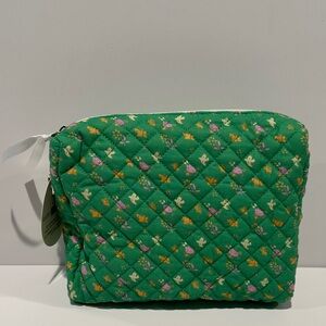 NWT Tru Beauty Quilted Washable Cosmetics Purse with Top Zipper Closure.